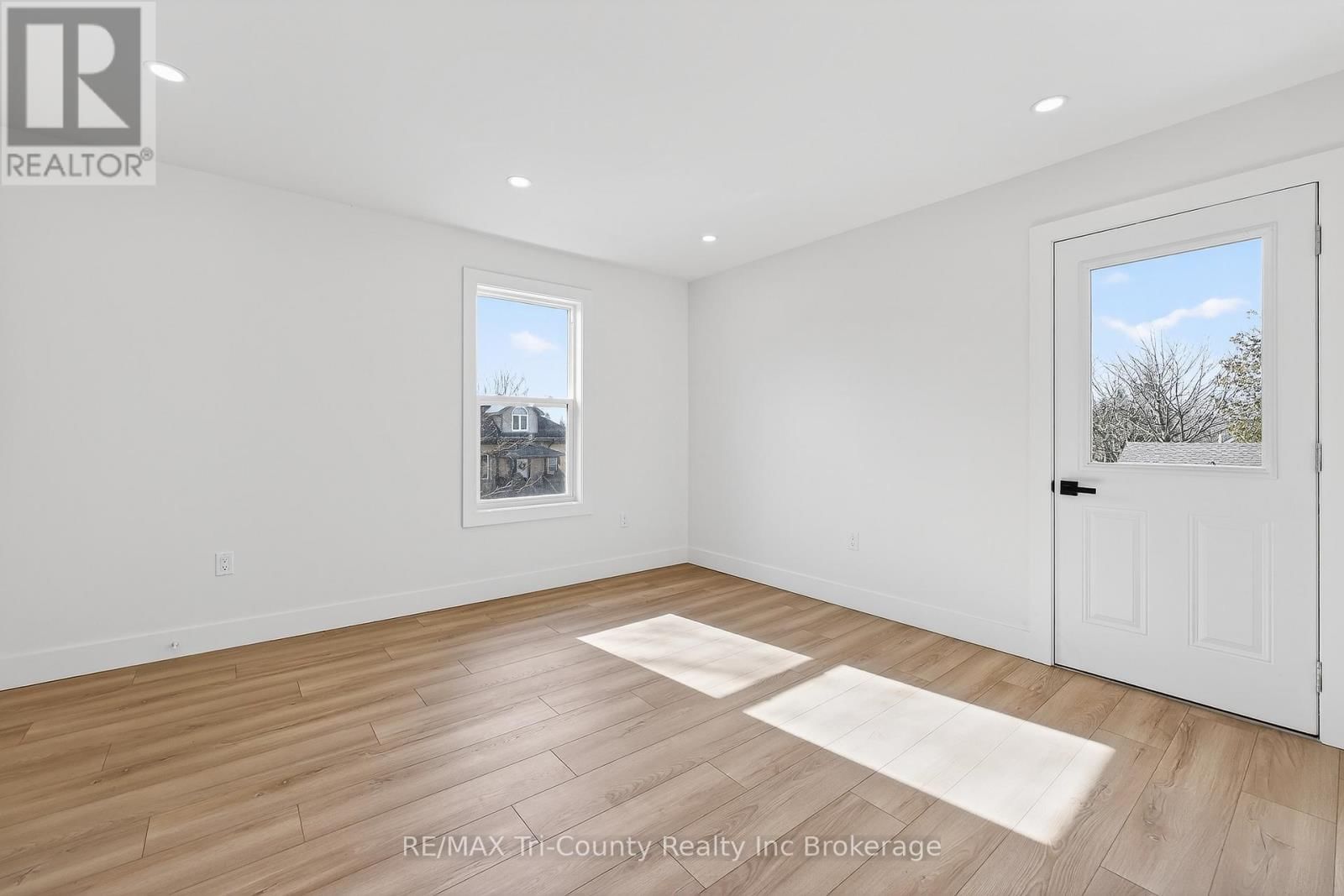 394 WELLINGTON STREET Image 20