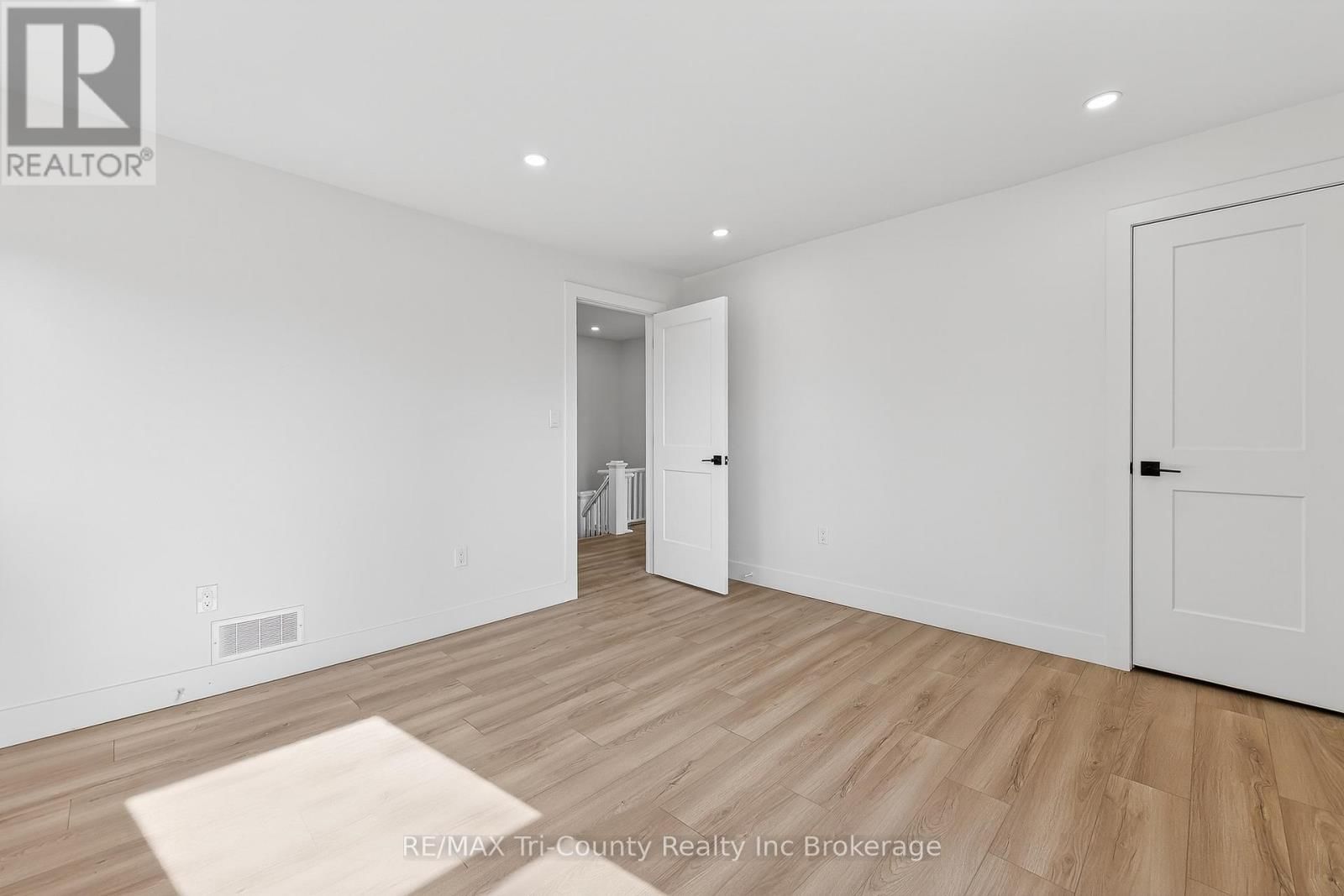 394 WELLINGTON STREET Image 21