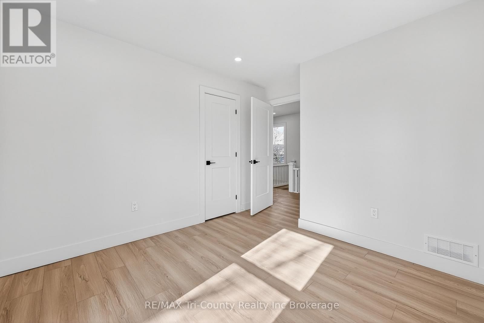 394 WELLINGTON STREET Image 23