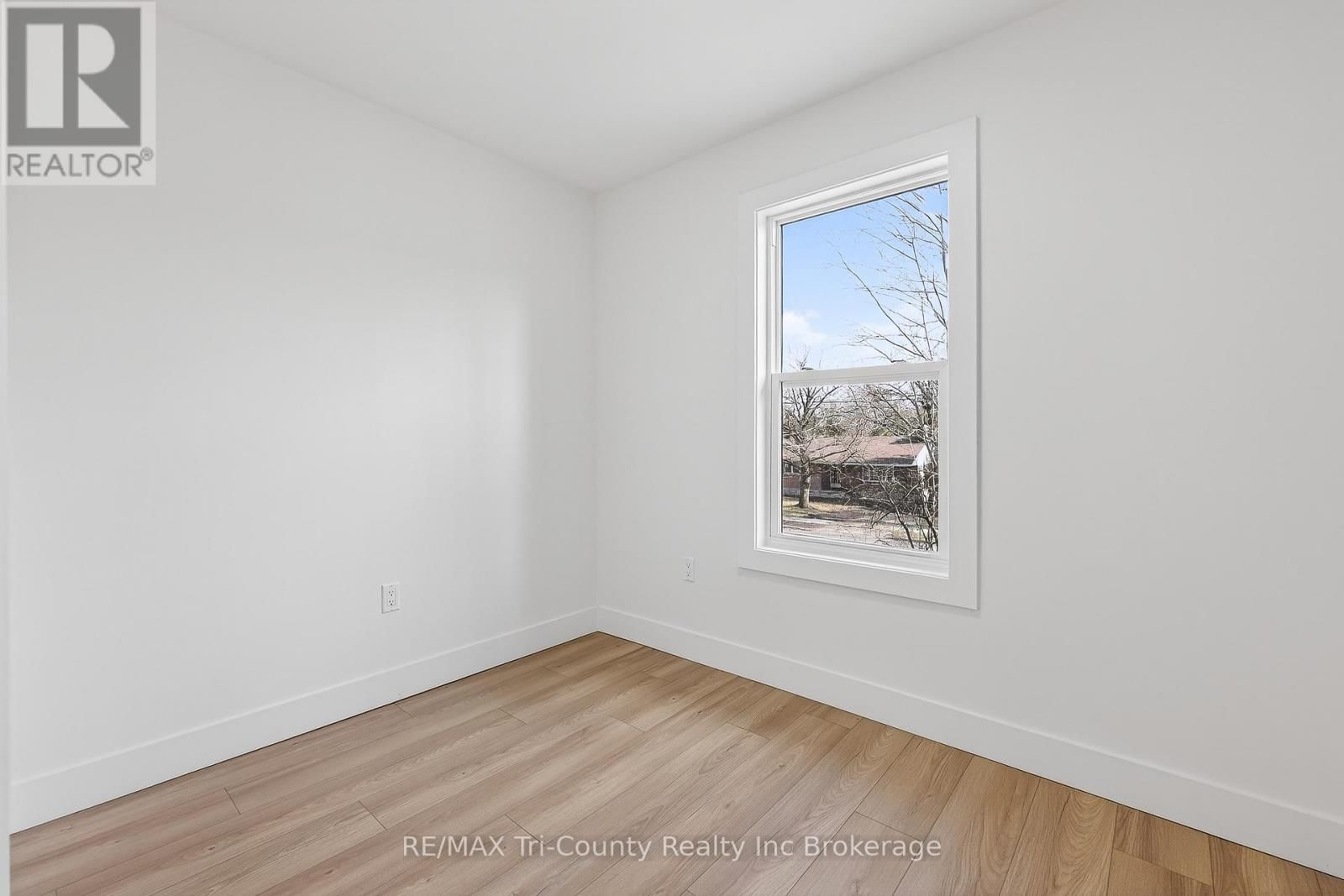 394 WELLINGTON STREET Image 24