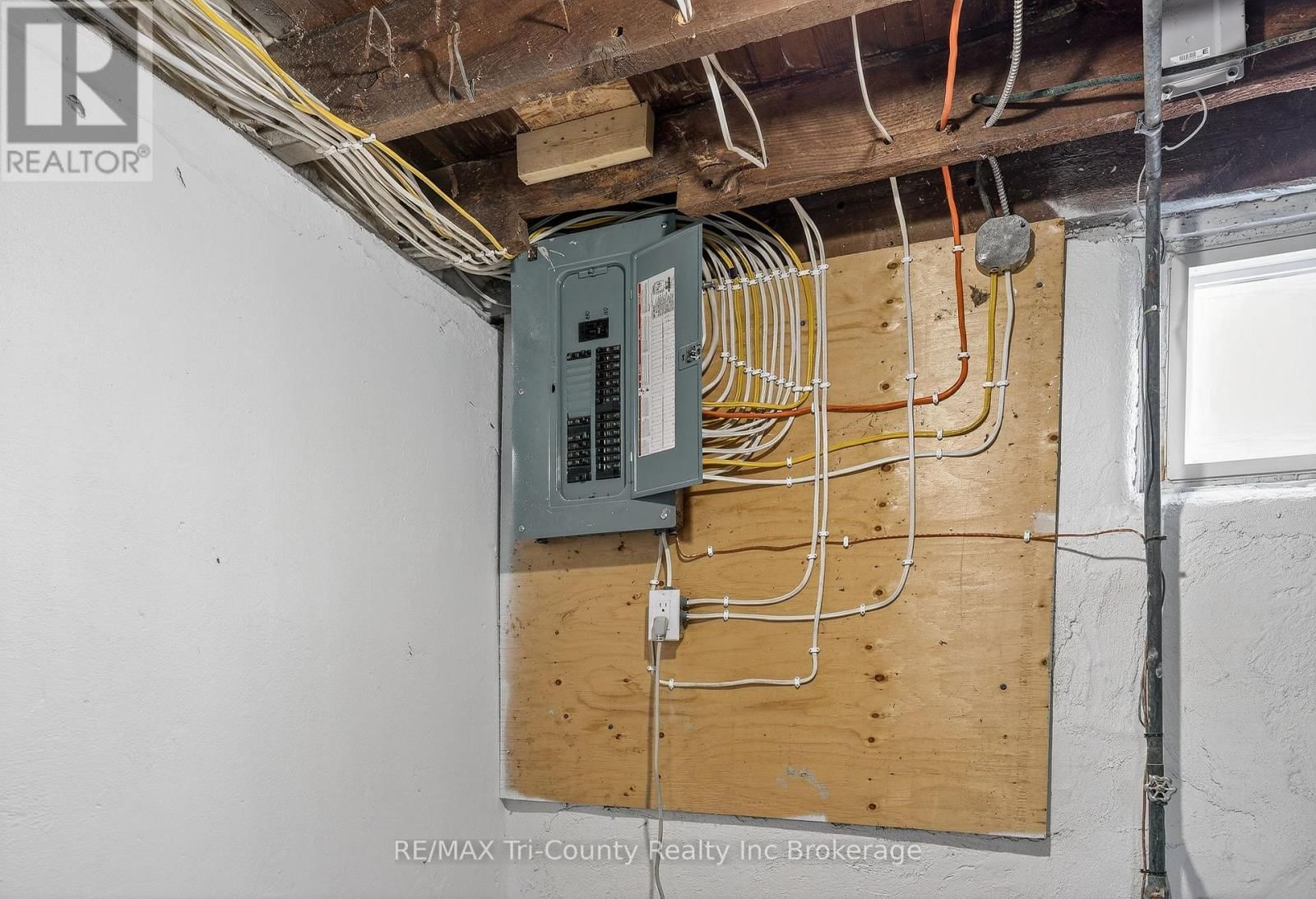 394 WELLINGTON STREET Image 29