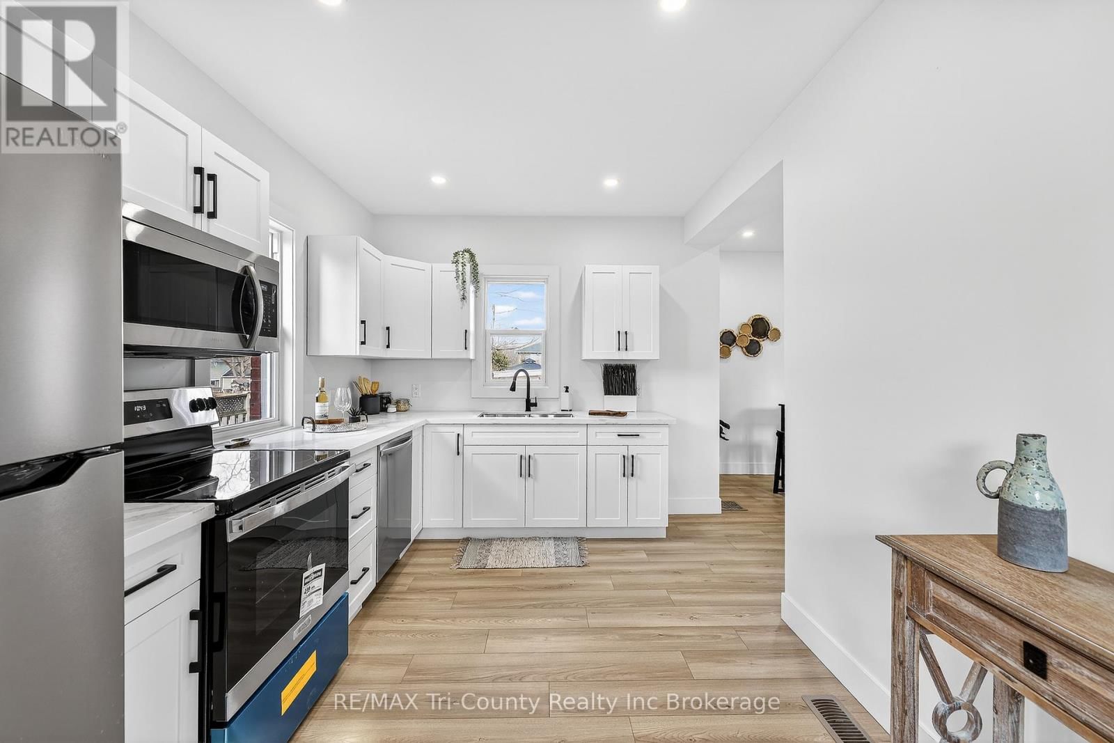 394 WELLINGTON STREET Image 4