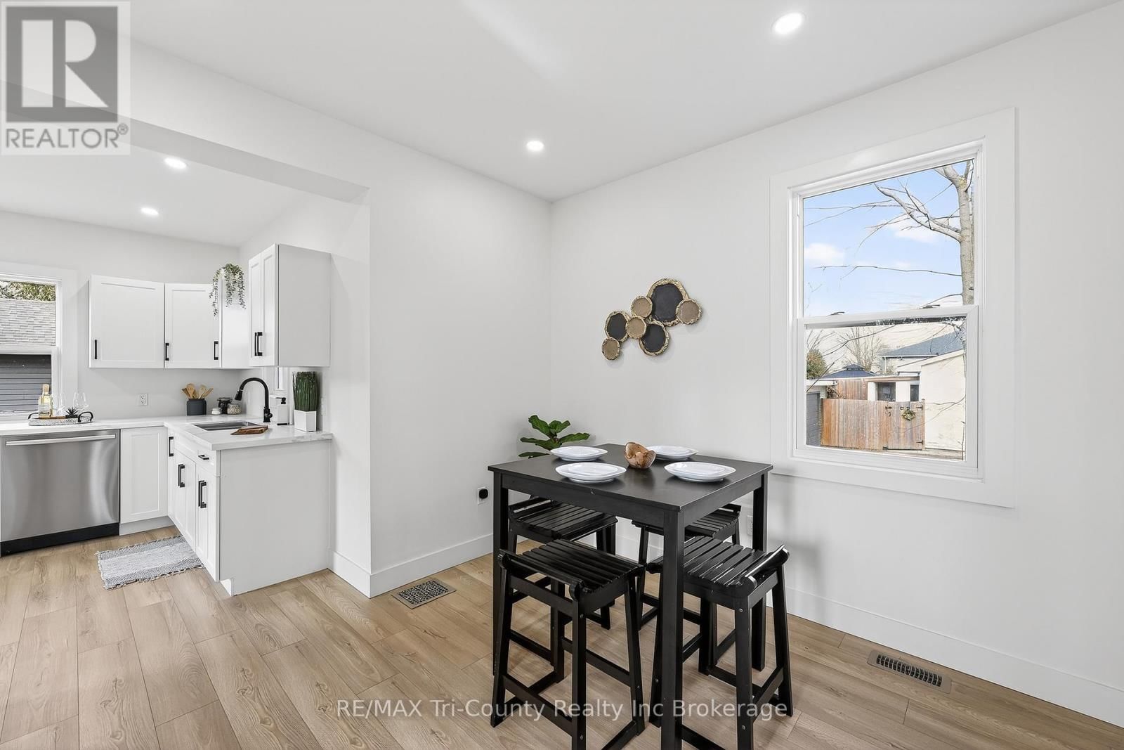 394 WELLINGTON STREET Image 7