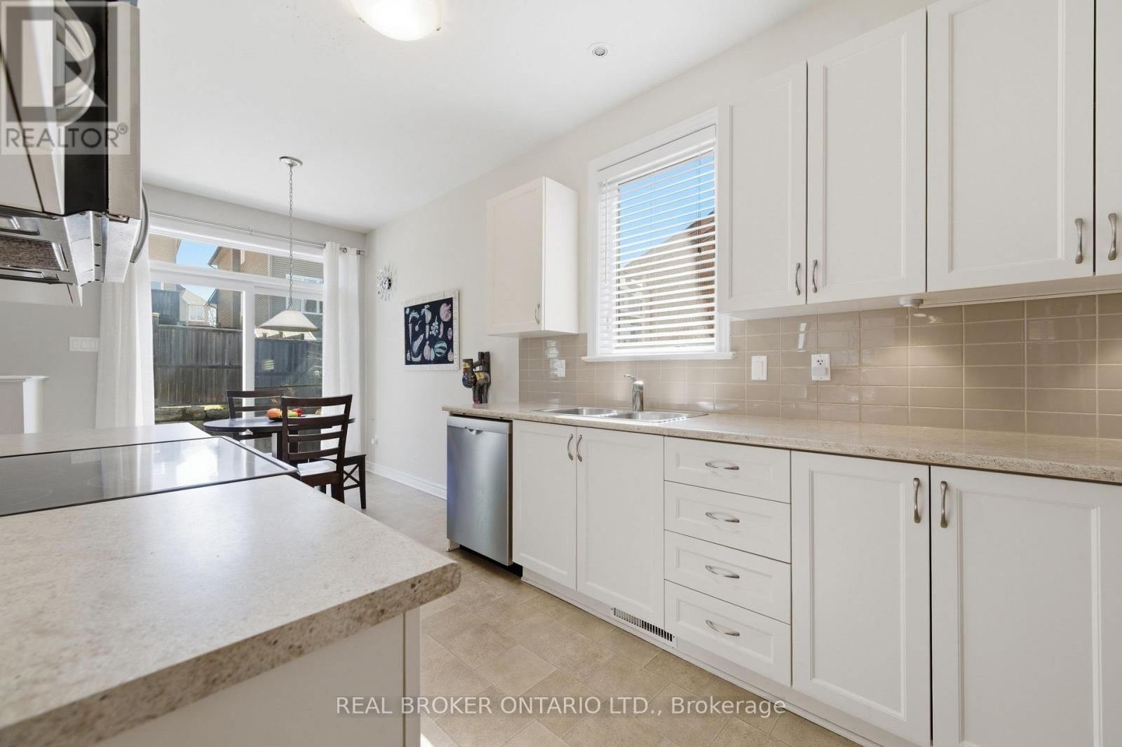 417 STALWART CRESCENT Image 19