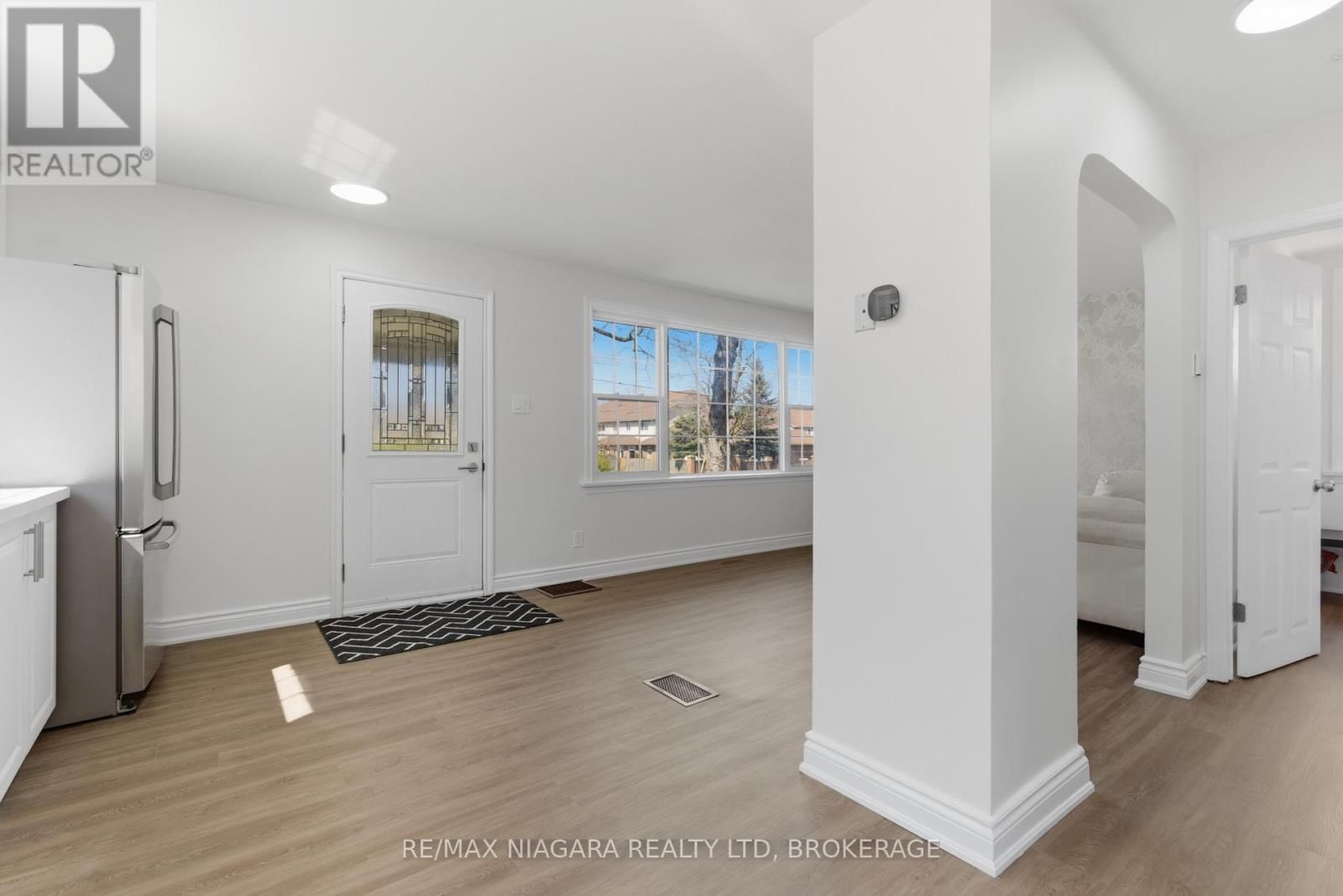 5654 DRUMMOND ROAD Image 10