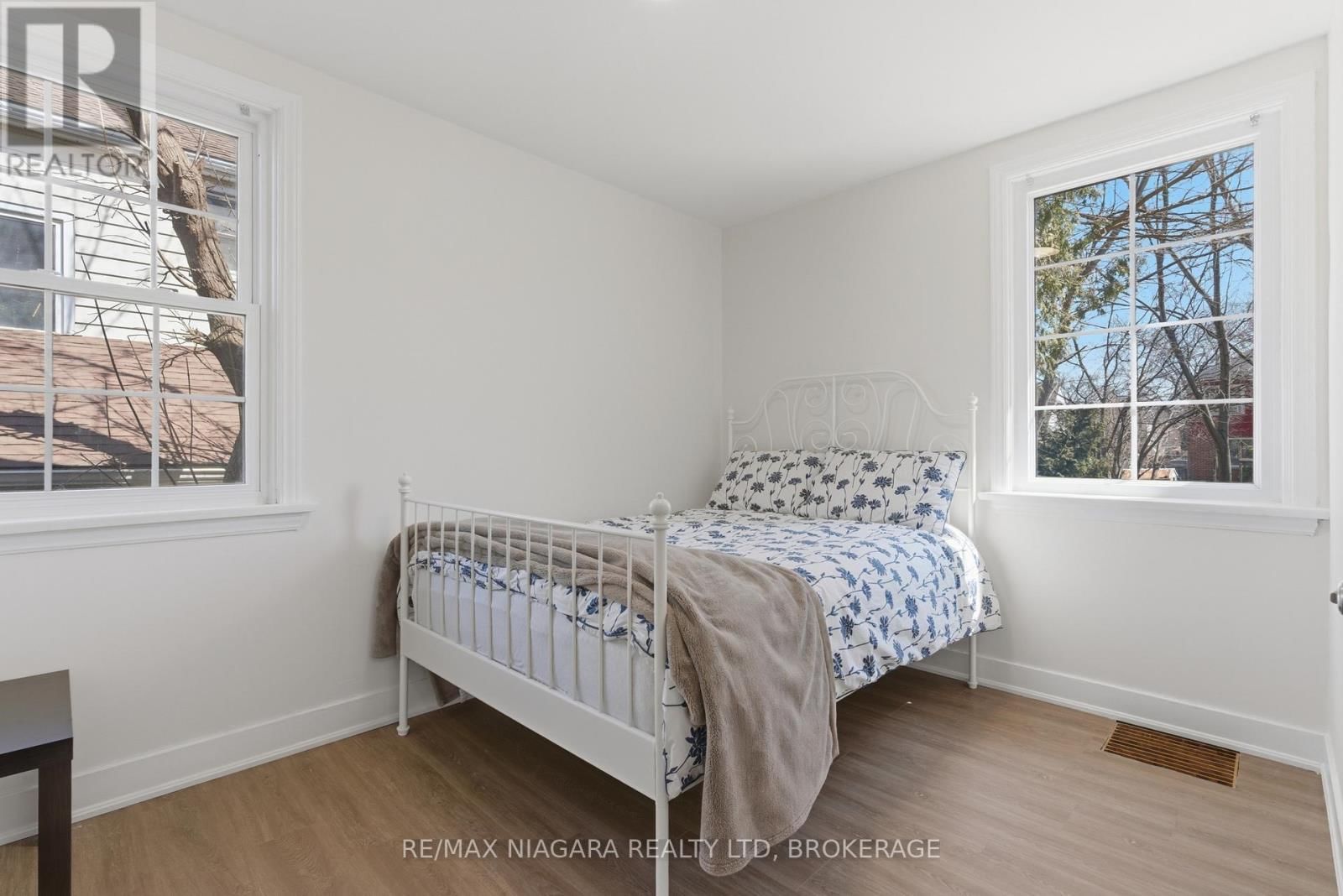 5654 DRUMMOND ROAD Image 11