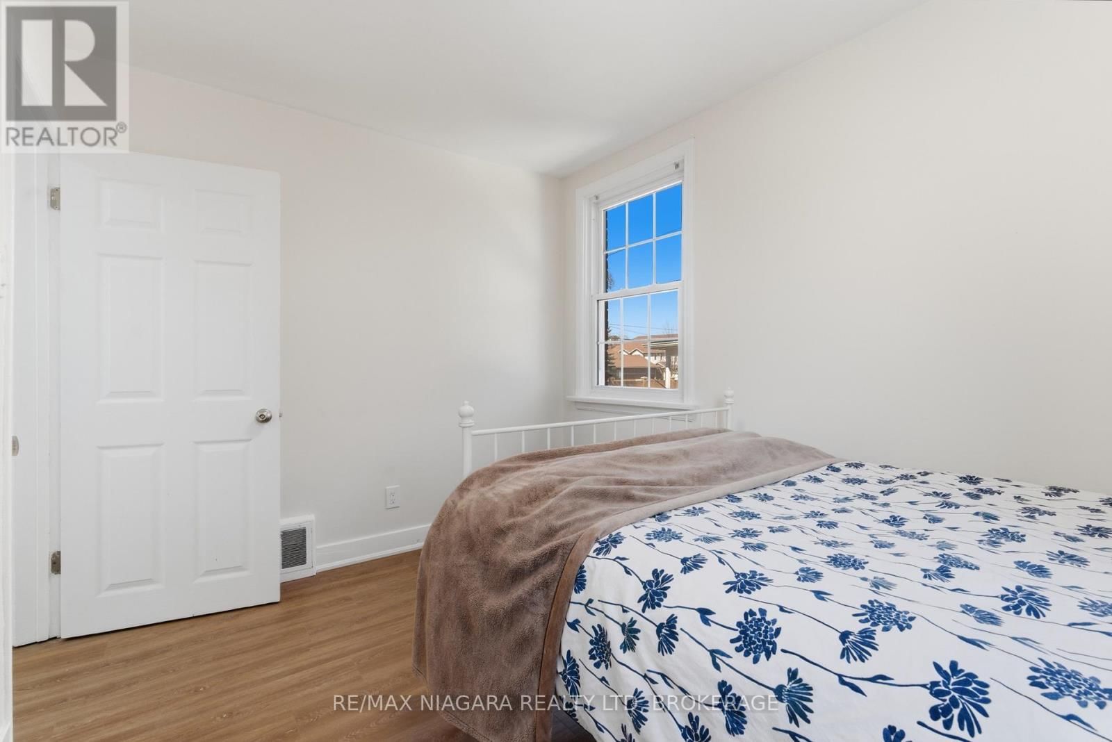 5654 DRUMMOND ROAD Image 13