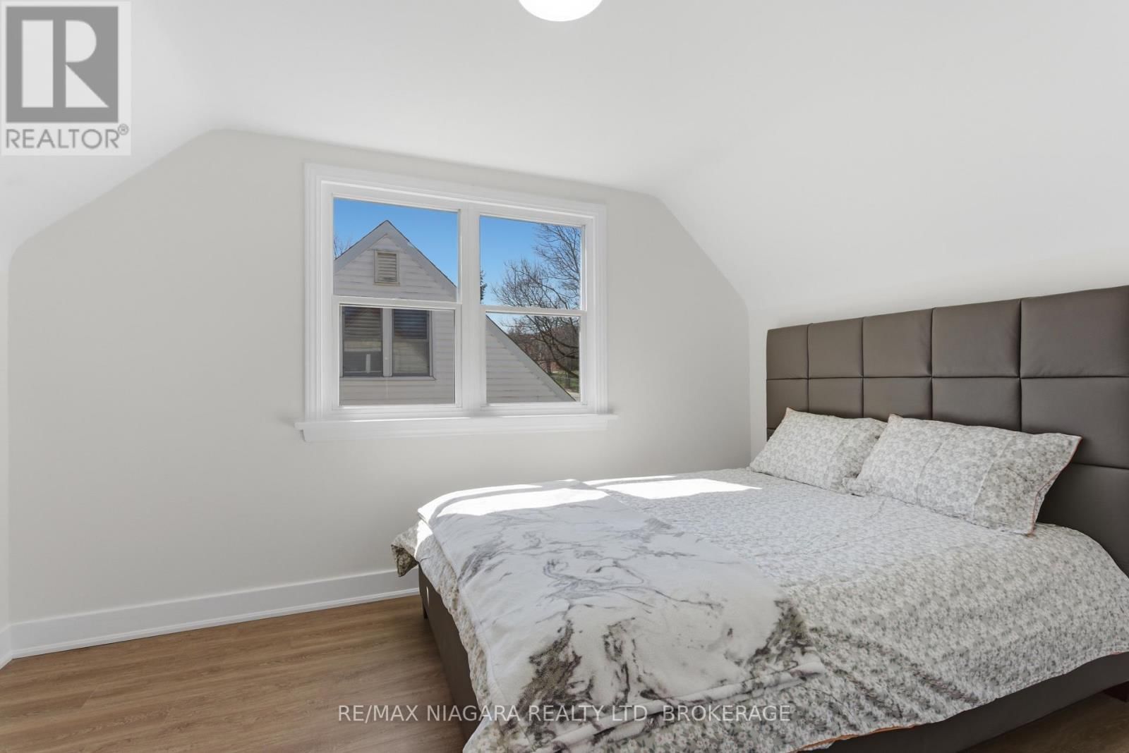 5654 DRUMMOND ROAD Image 16