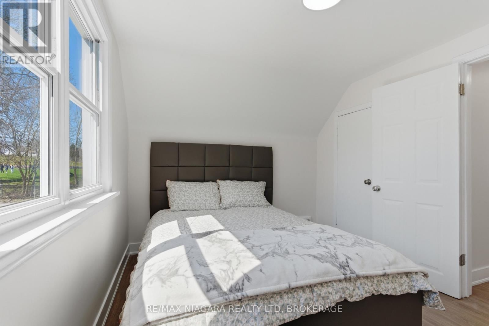 5654 DRUMMOND ROAD Image 17