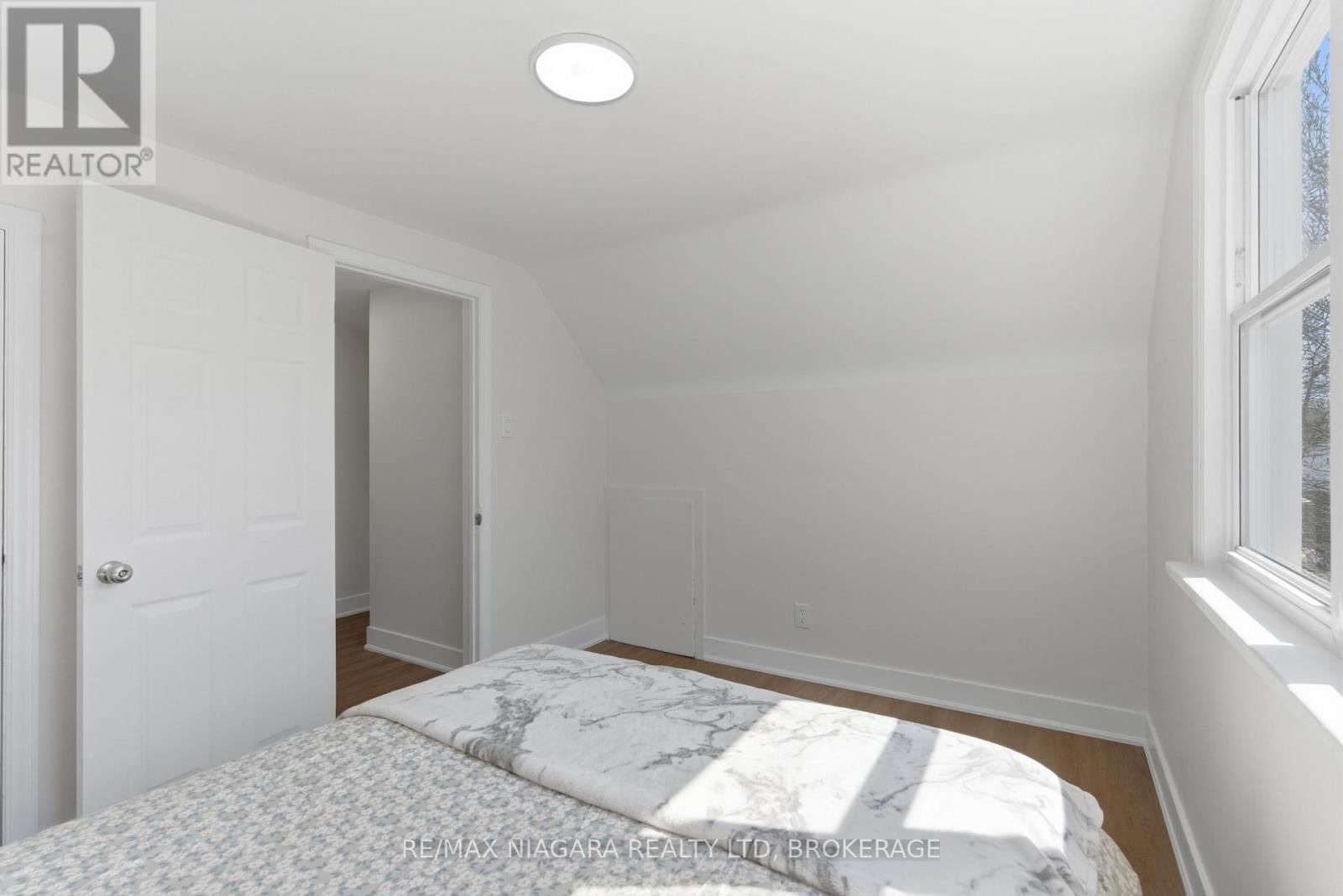 5654 DRUMMOND ROAD Image 18