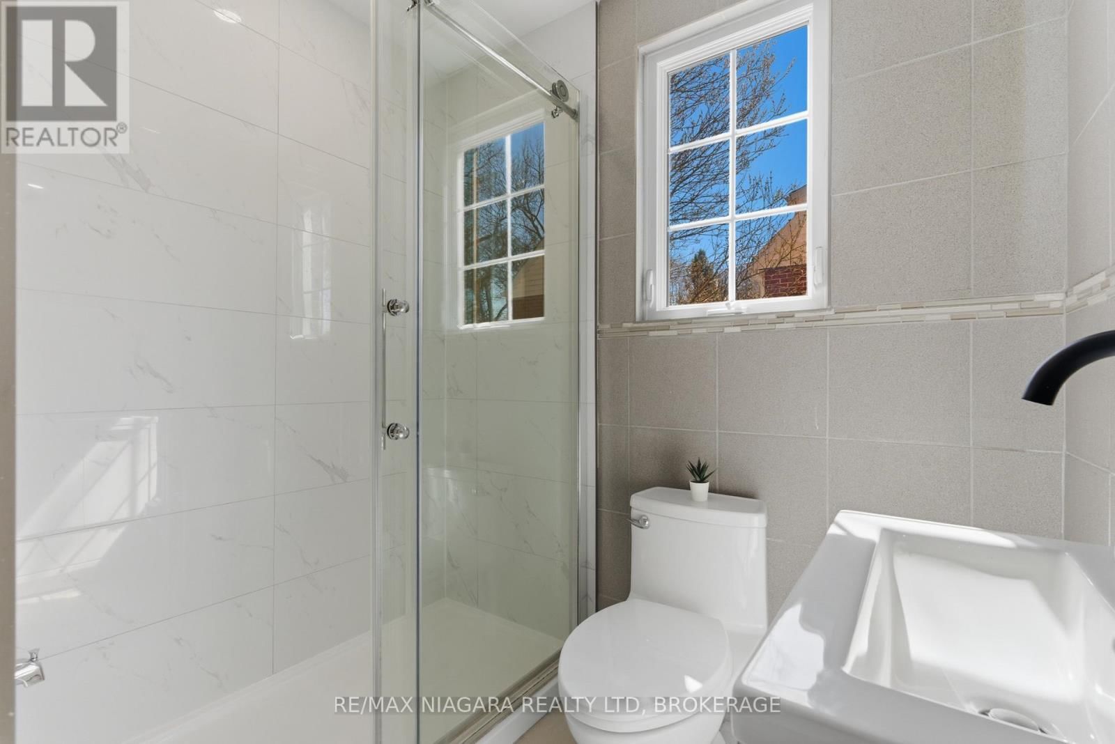 5654 DRUMMOND ROAD Image 19