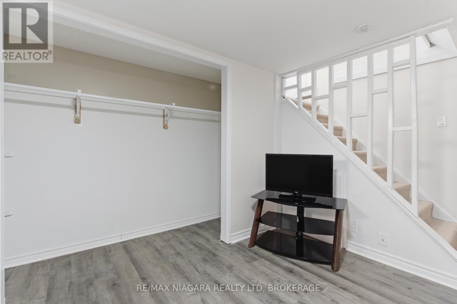 5654 DRUMMOND ROAD Image 22