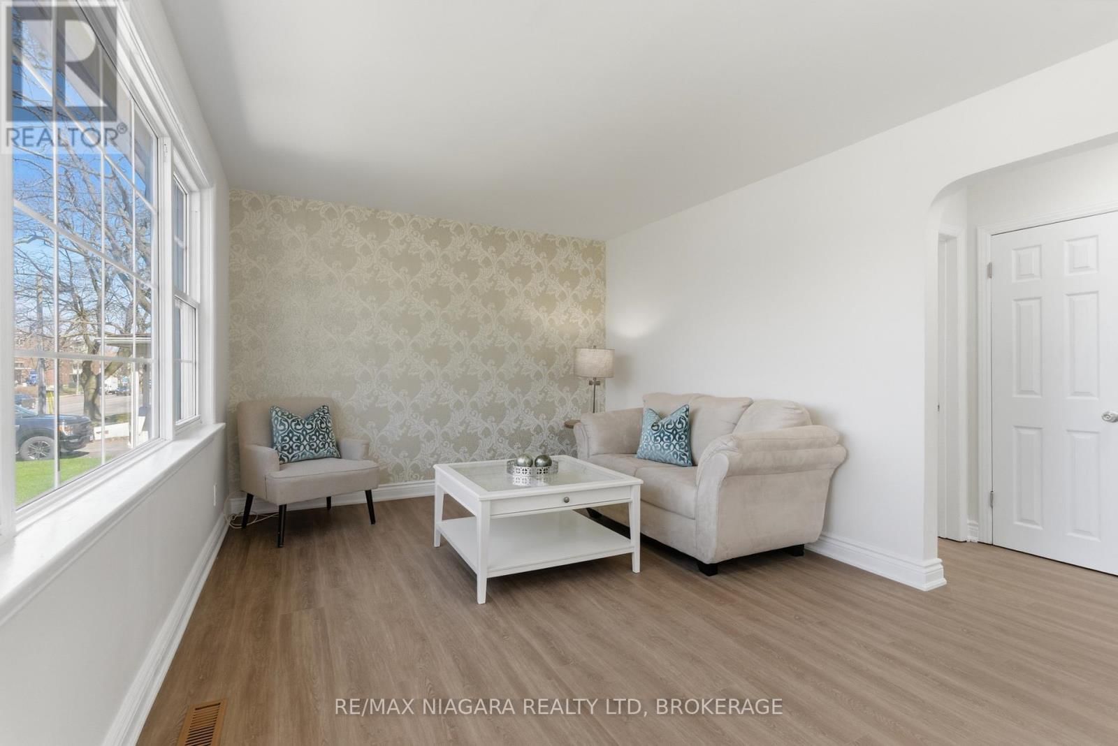 5654 DRUMMOND ROAD Image 3