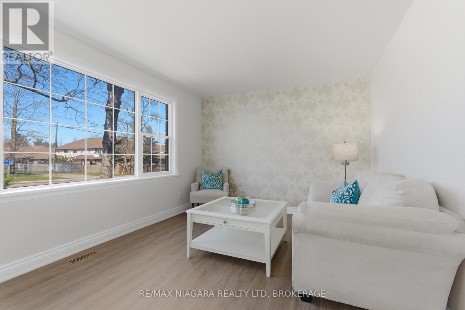 5654 DRUMMOND ROAD Image 4