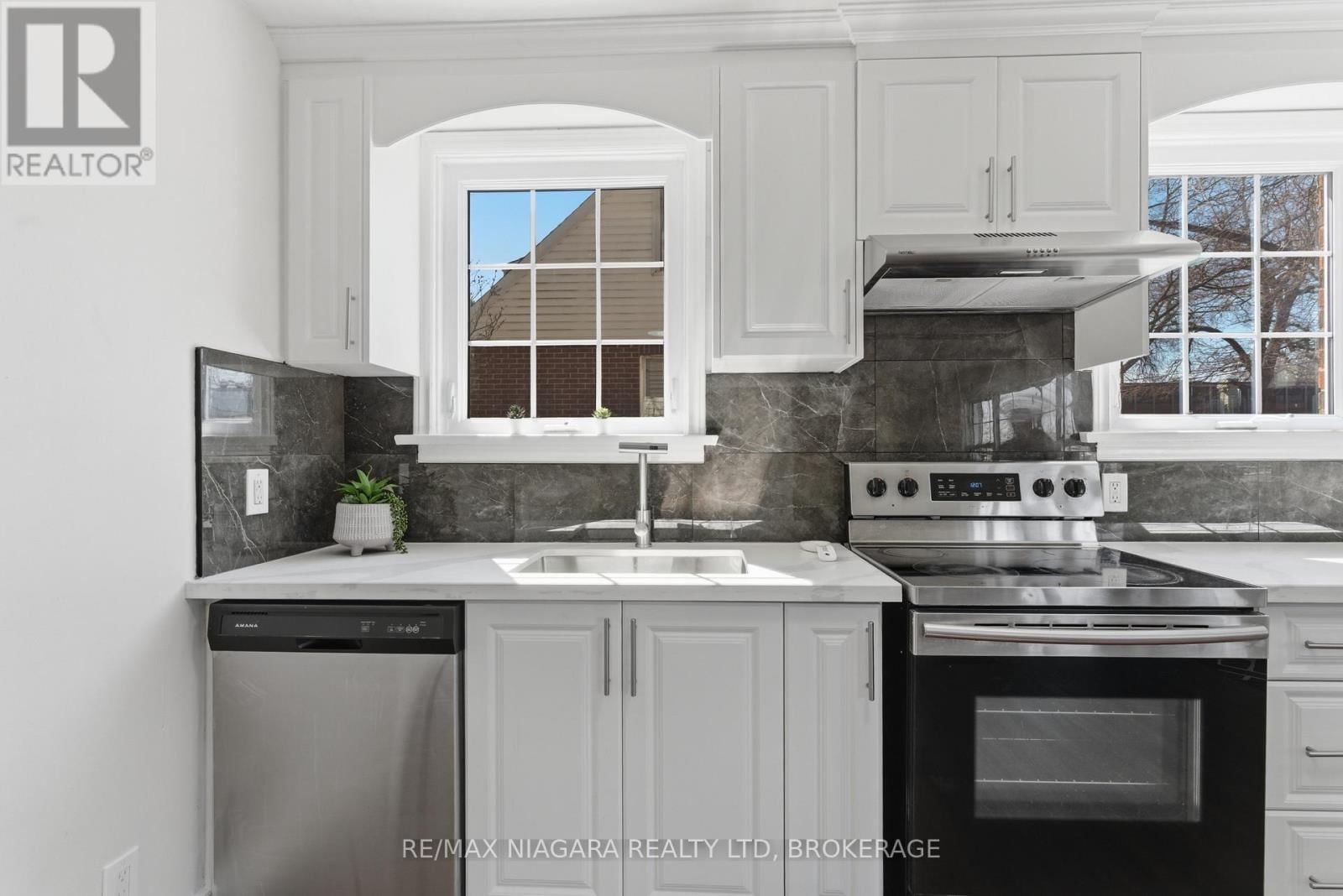 5654 DRUMMOND ROAD Image 9