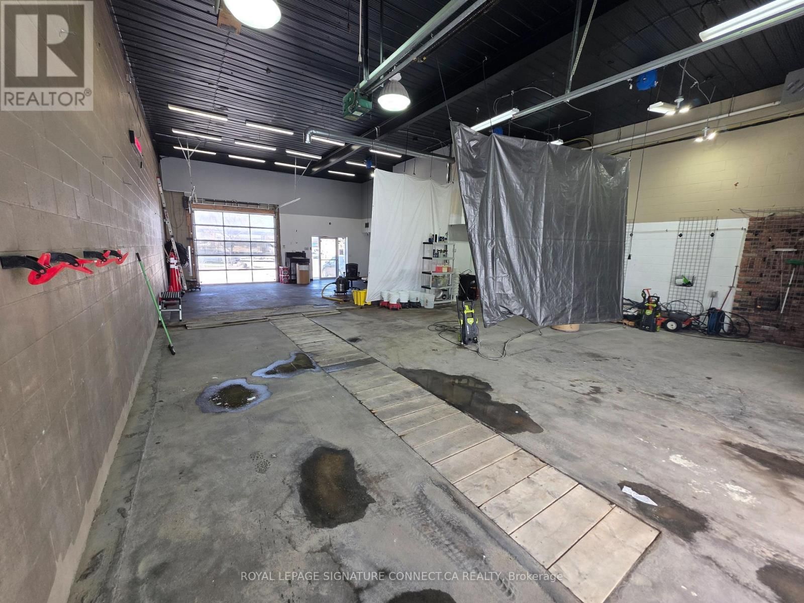 1215 VICTORIA STREET NORTH Image 2