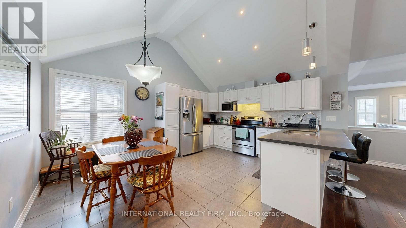 438 STIRLING WAY Image 12