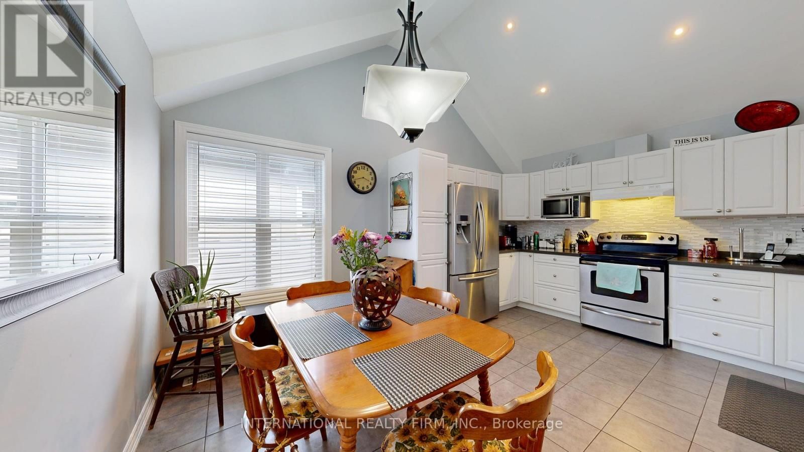 438 STIRLING WAY Image 13