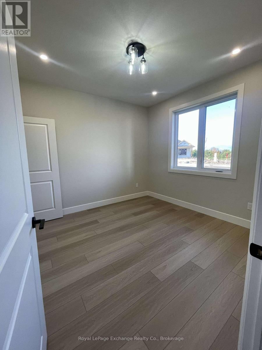 8 MERCEDES CRESCENT NORTH Image 16