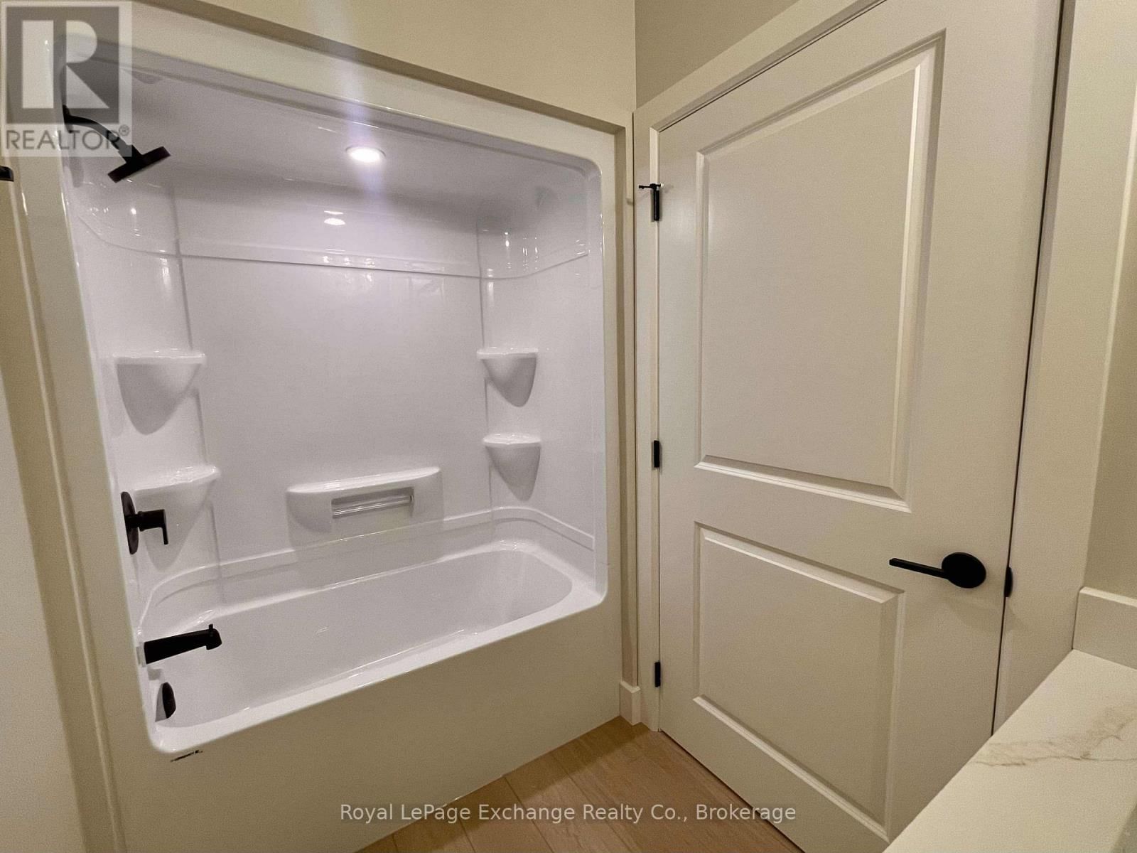 8 MERCEDES CRESCENT NORTH Image 9