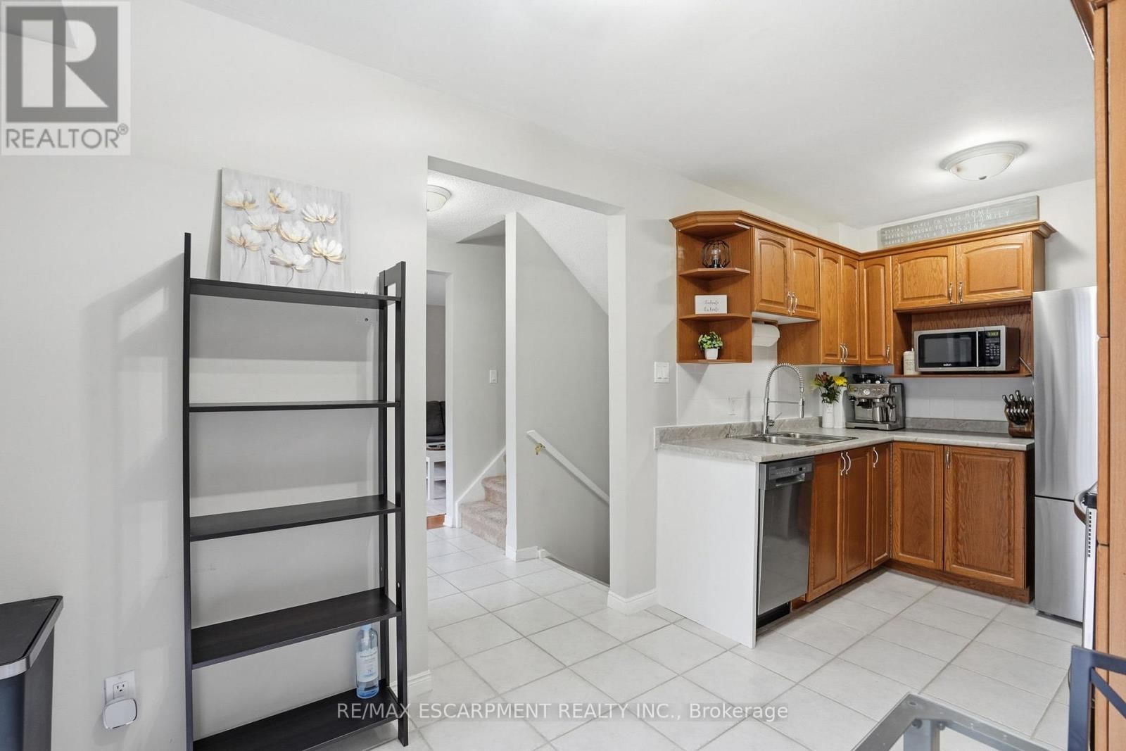 7 - 914 MOHAWK ROAD Image 10