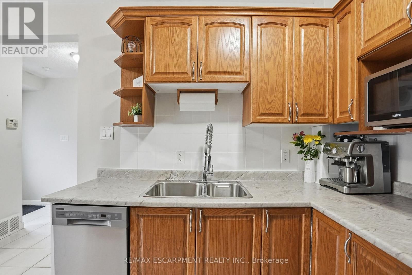 7 - 914 MOHAWK ROAD Image 14