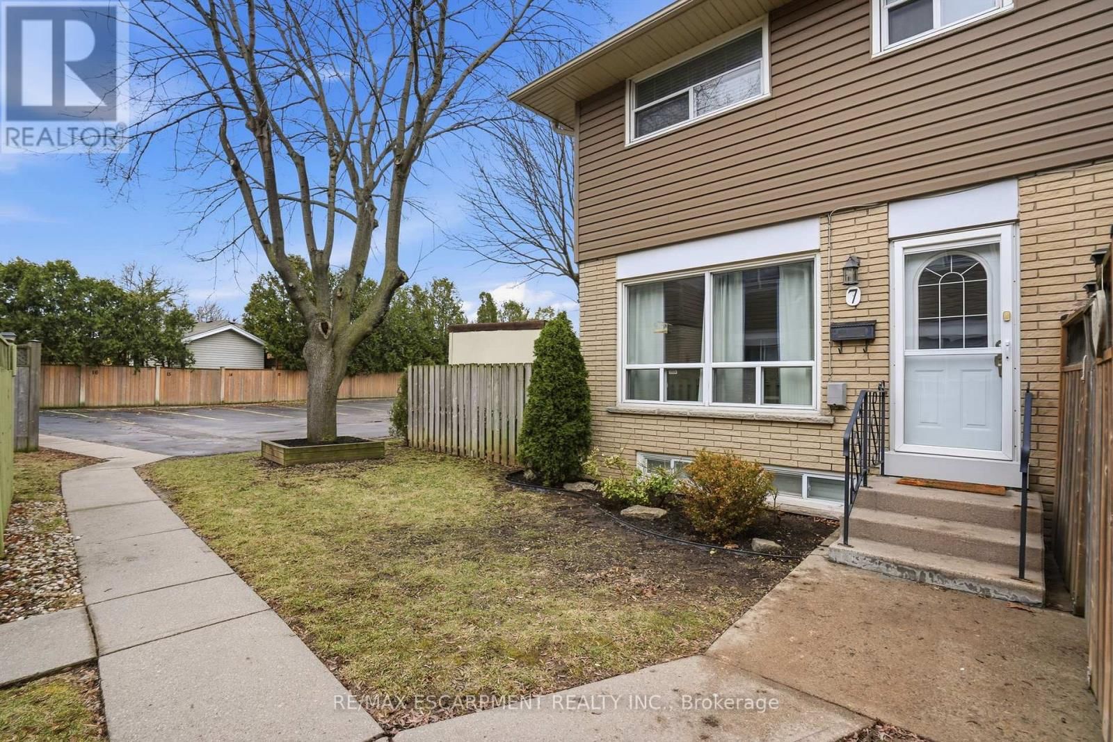 7 - 914 MOHAWK ROAD Image 2