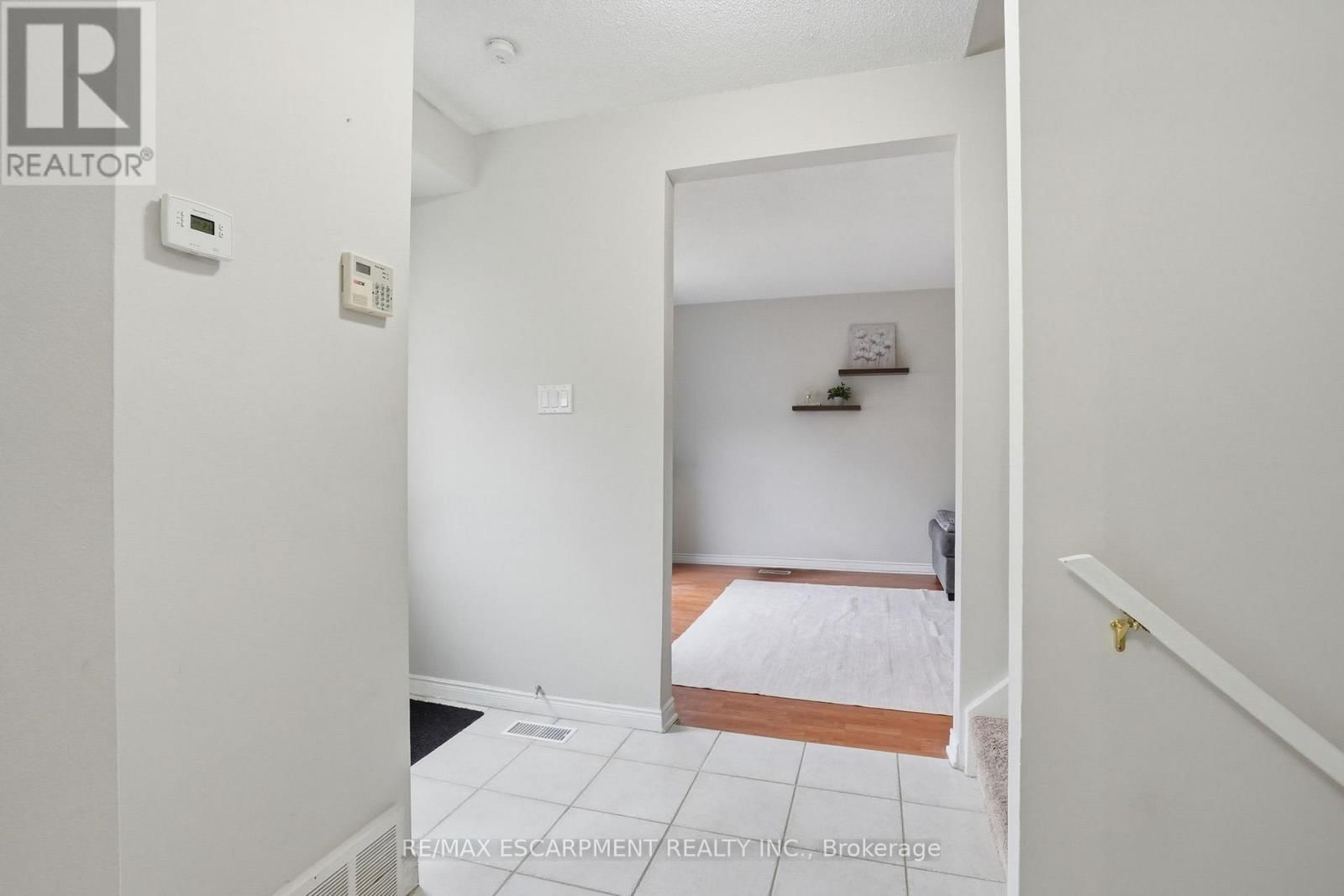 7 - 914 MOHAWK ROAD Image 5