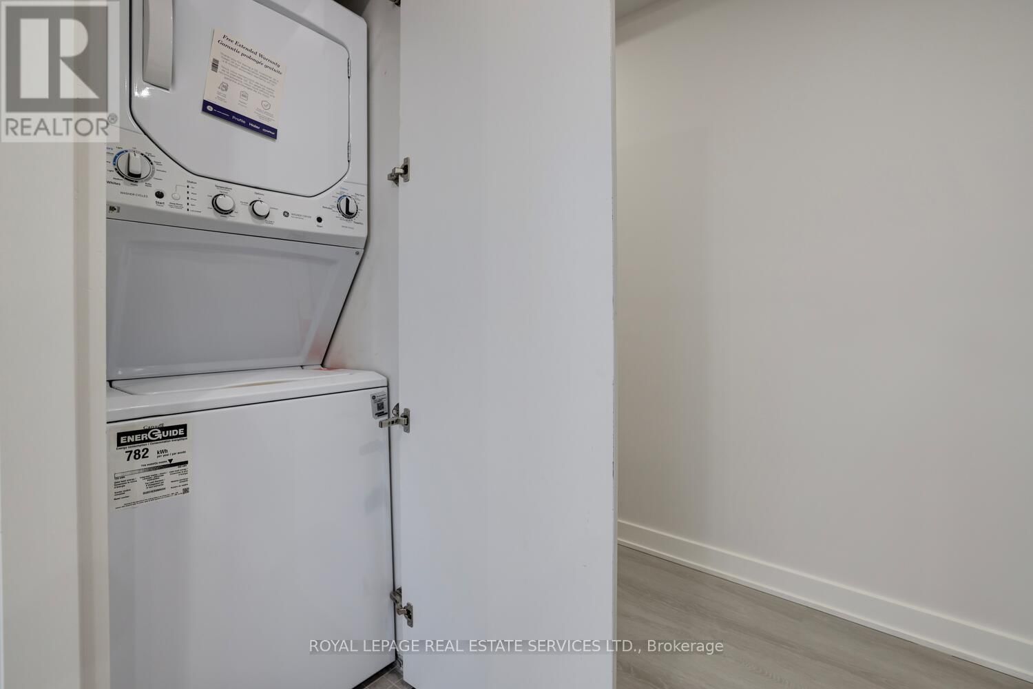 303 - 20 DUKE STREET Image 11