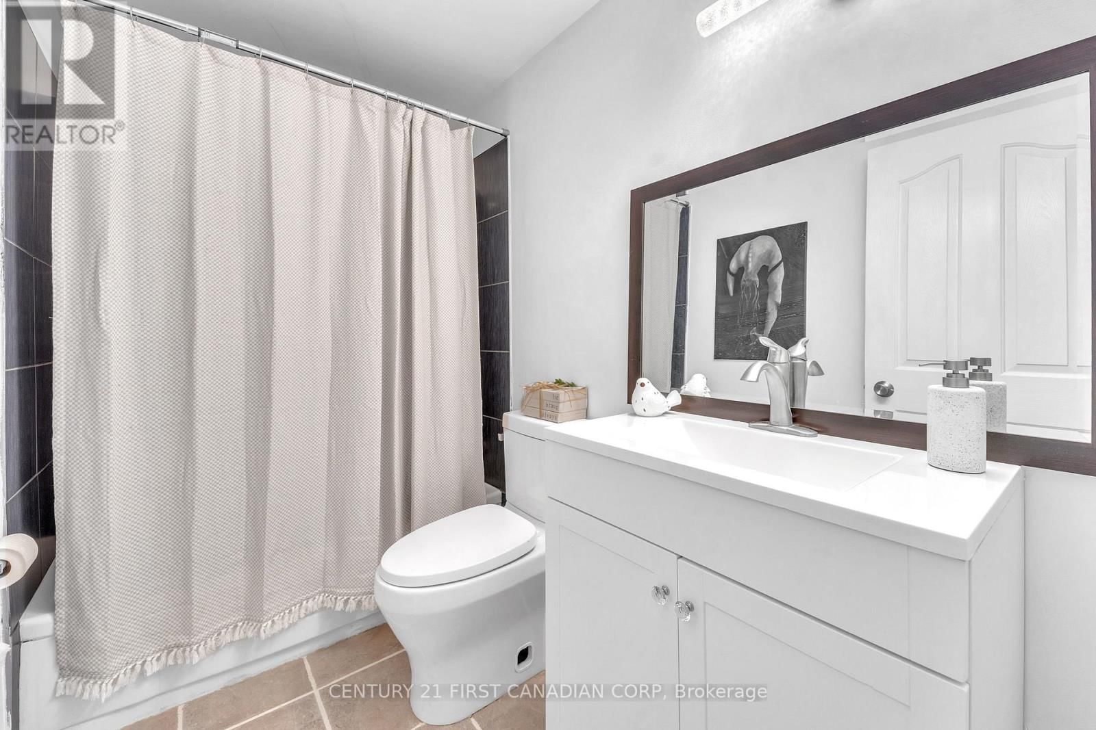 166 SOUTHDALE ROAD Image 13