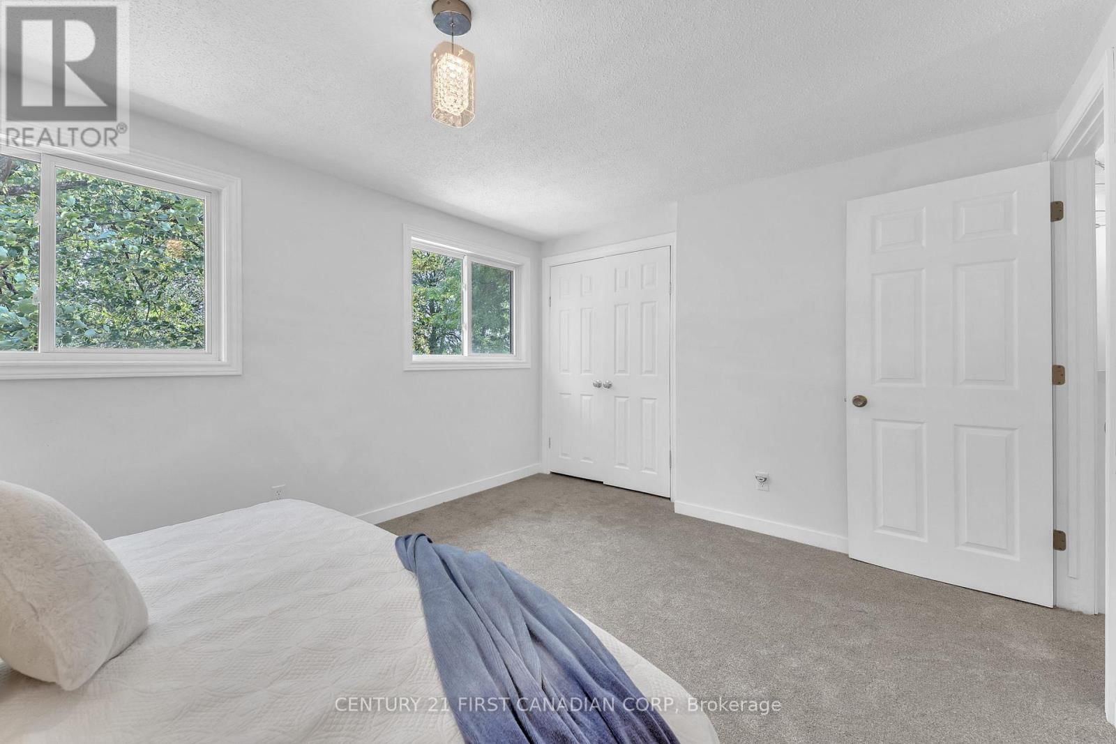 166 SOUTHDALE ROAD Image 18