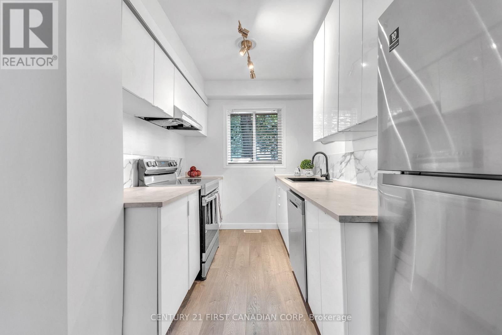 166 SOUTHDALE ROAD Image 8