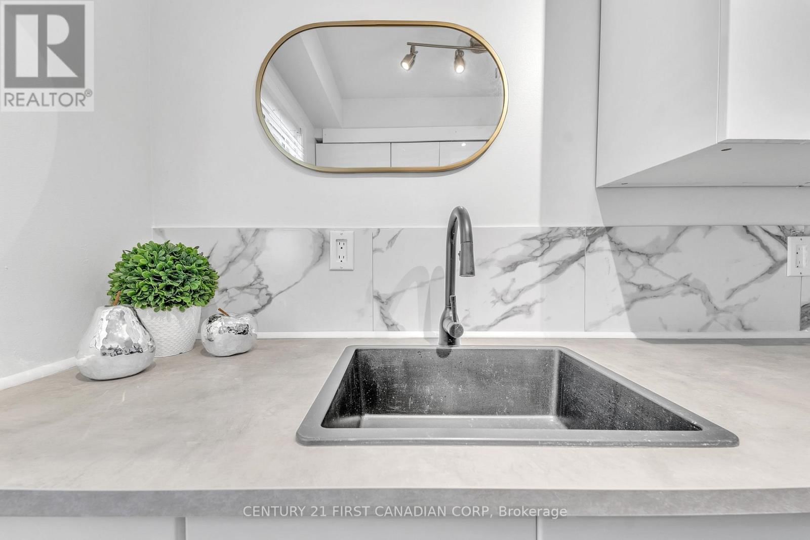 166 SOUTHDALE ROAD Image 9