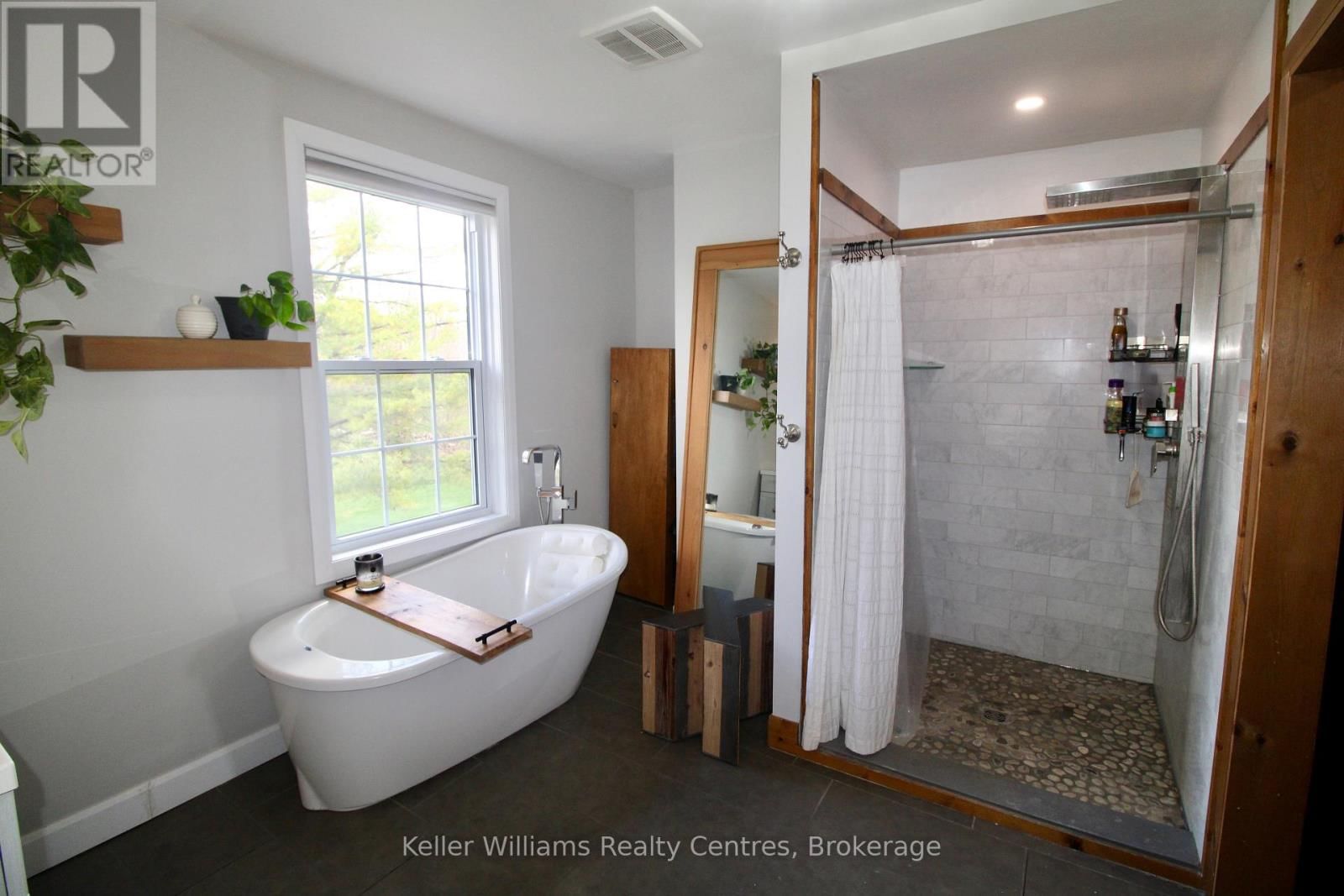 714 QUEEN STREET Image 29