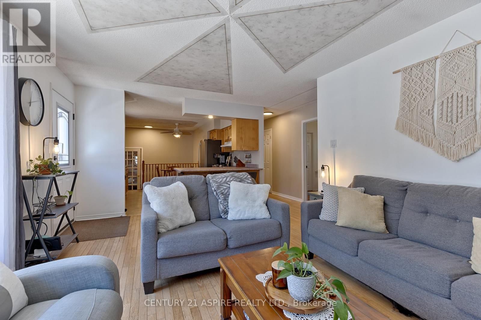 42 EAST STREET EAST Image 14