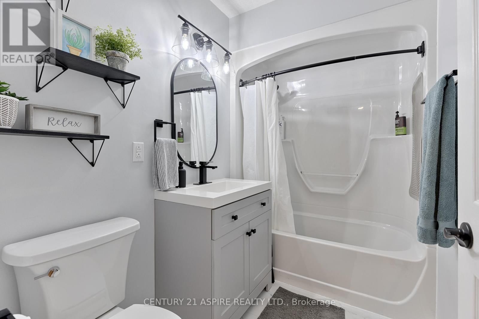 42 EAST STREET EAST Image 17