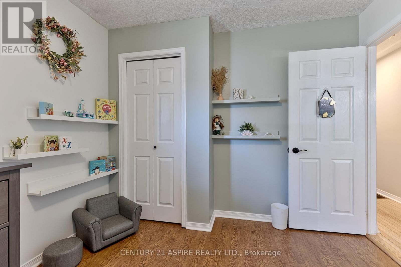 42 EAST STREET EAST Image 18