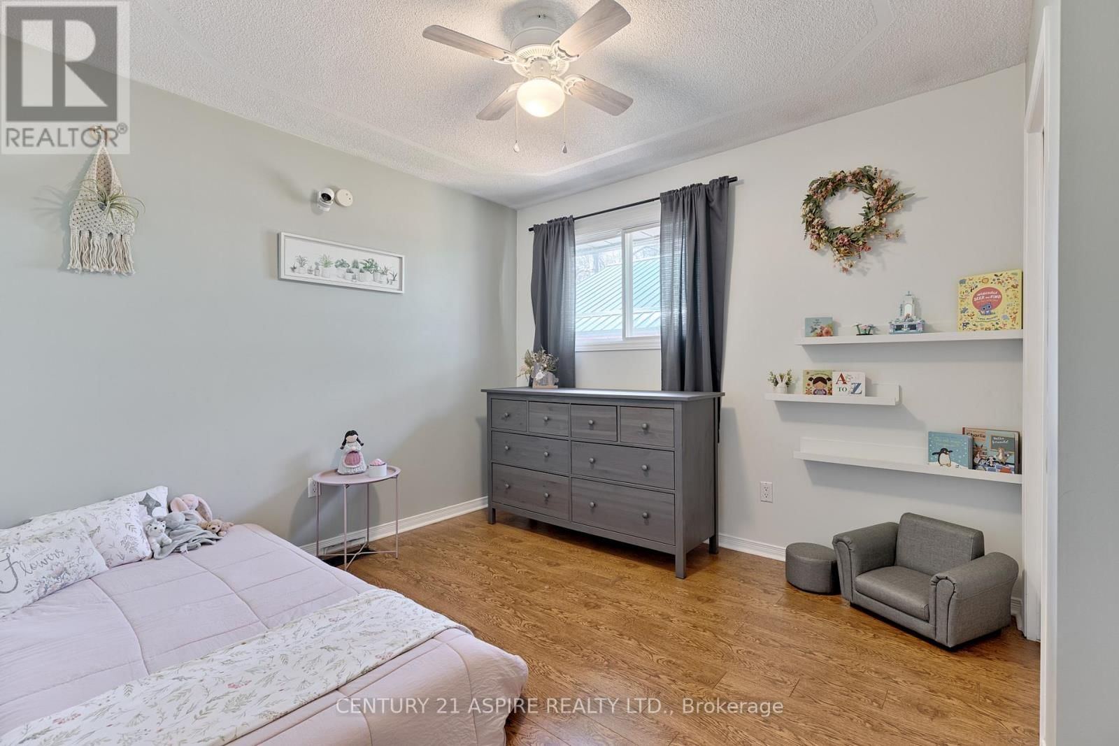 42 EAST STREET EAST Image 19