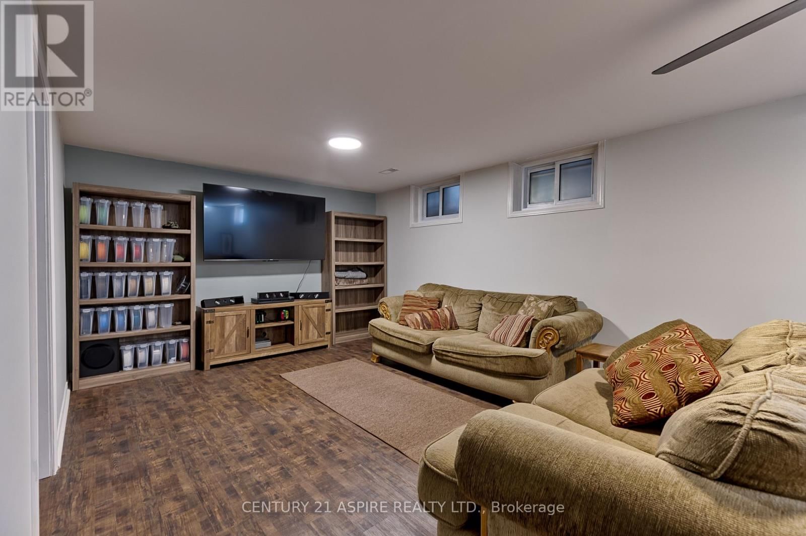 42 EAST STREET EAST Image 23