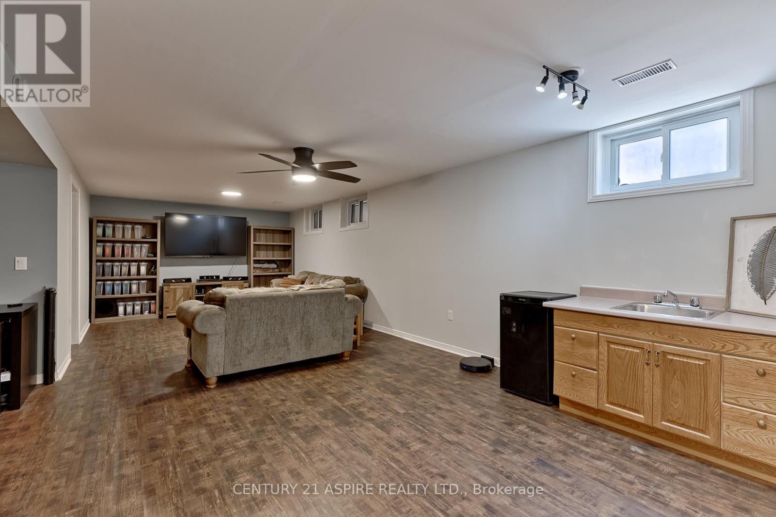 42 EAST STREET EAST Image 25