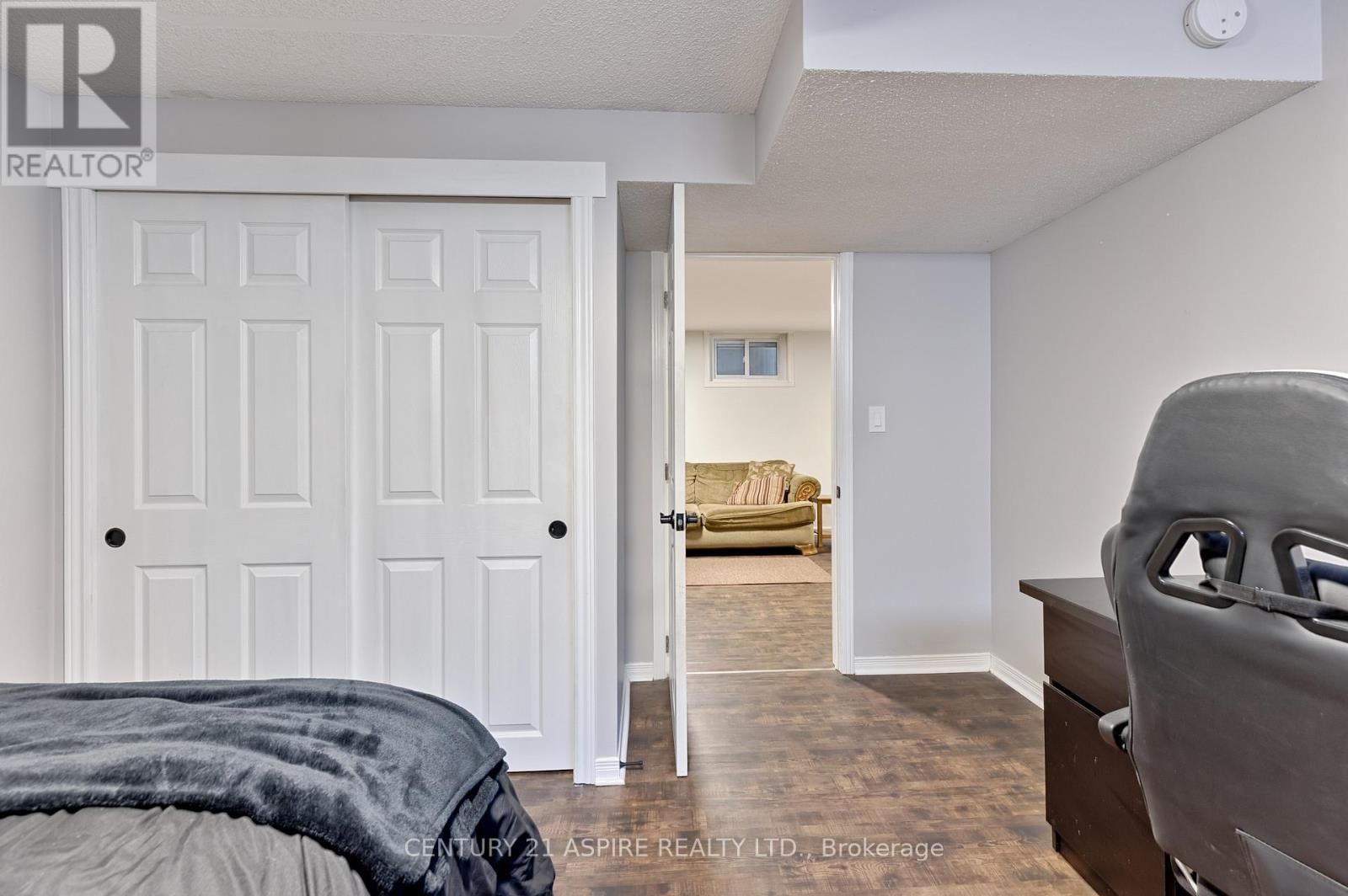 42 EAST STREET EAST Image 27