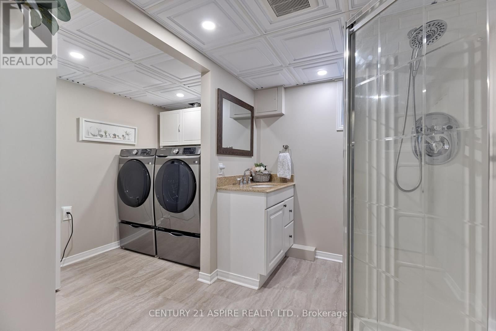 42 EAST STREET EAST Image 29