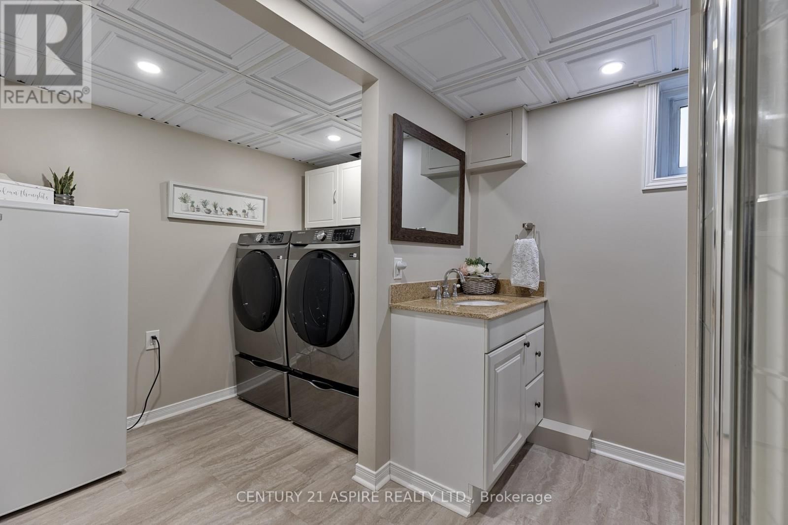 42 EAST STREET EAST Image 30