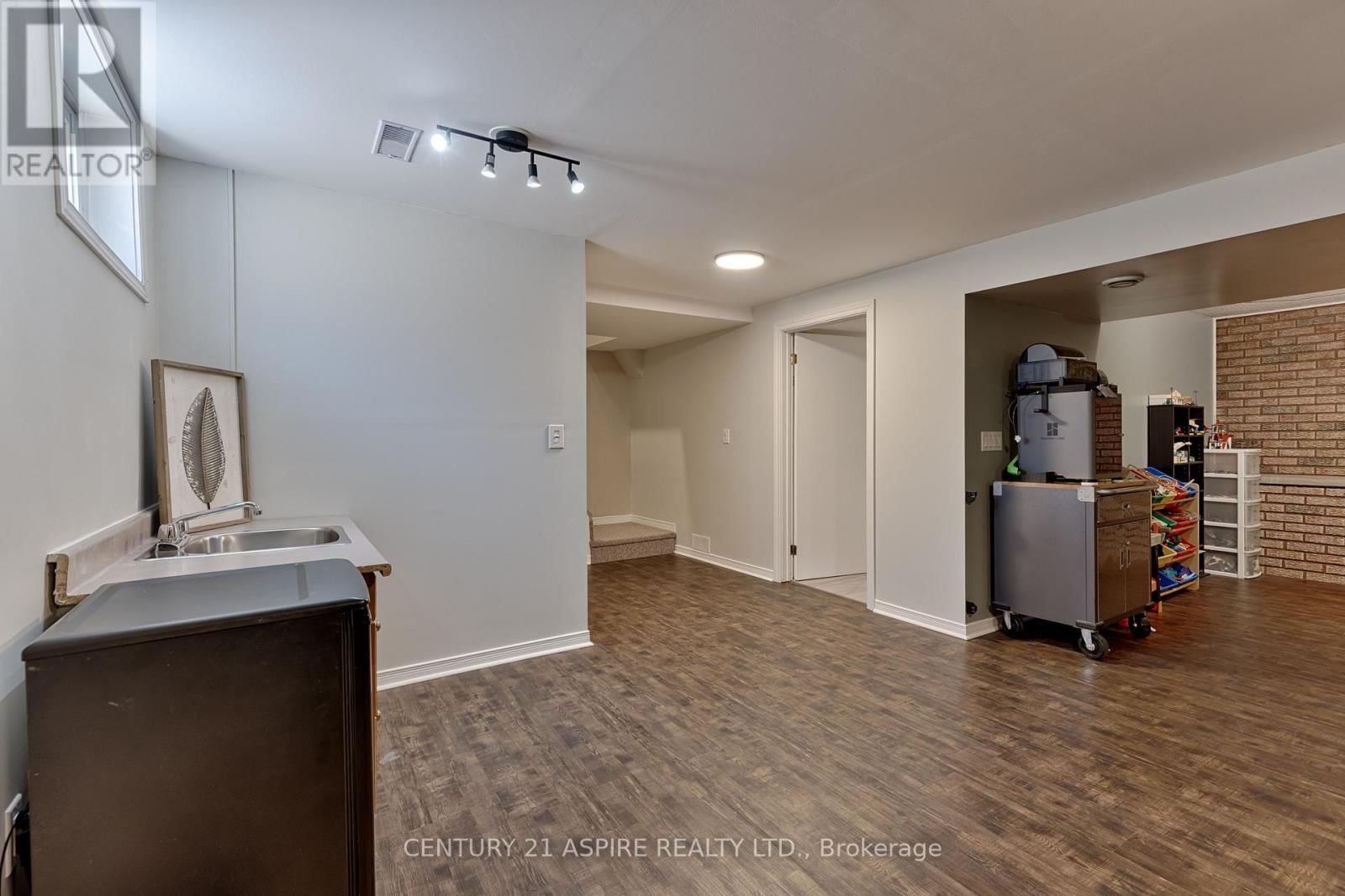 42 EAST STREET EAST Image 32