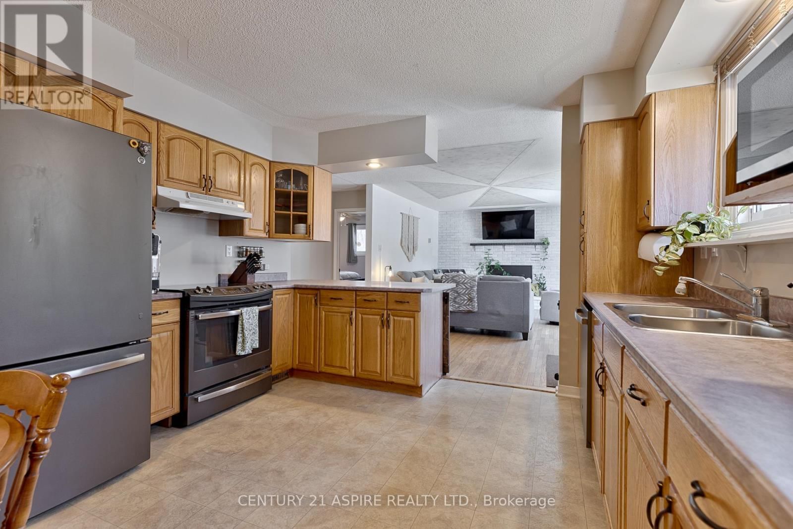 42 EAST STREET EAST Image 8