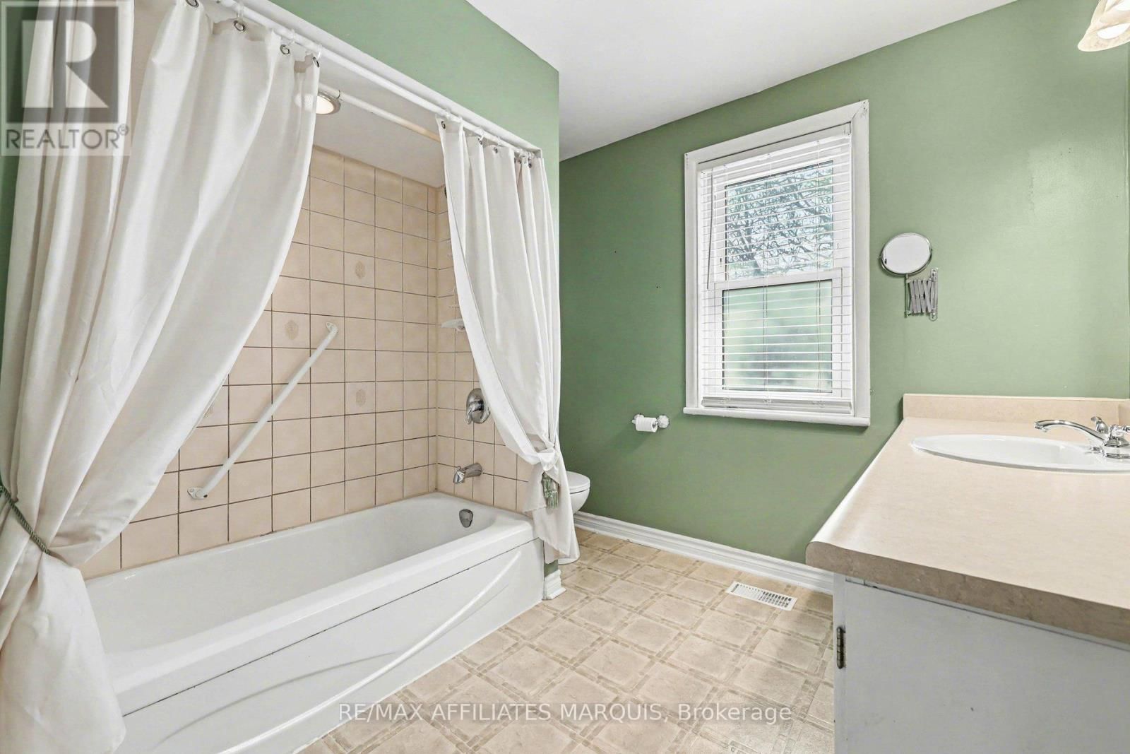 44 CORNELIA STREET EAST Image 30