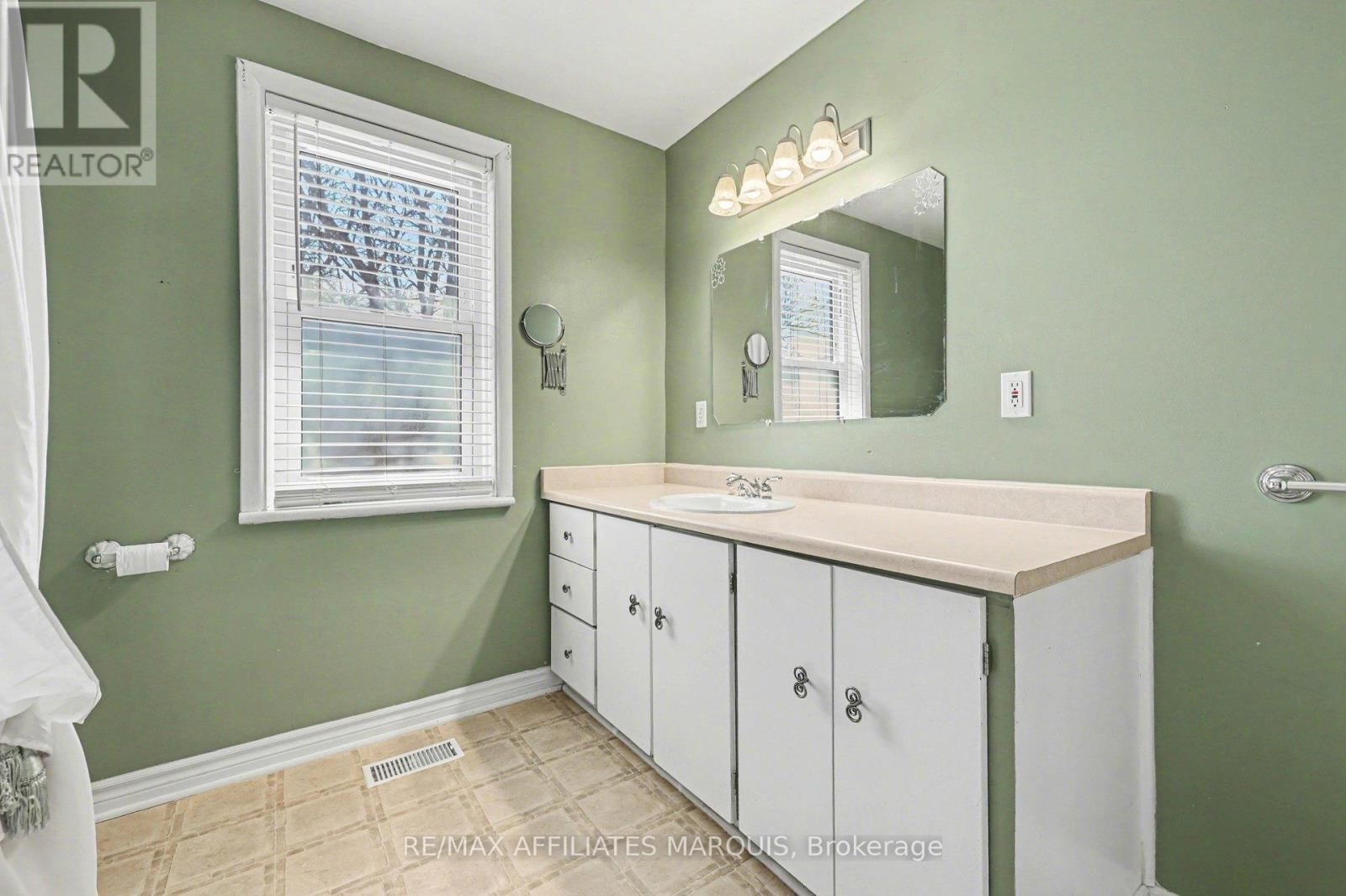 44 CORNELIA STREET EAST Image 31