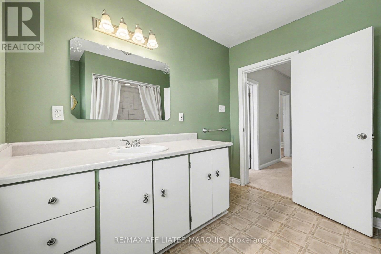 44 CORNELIA STREET EAST Image 32