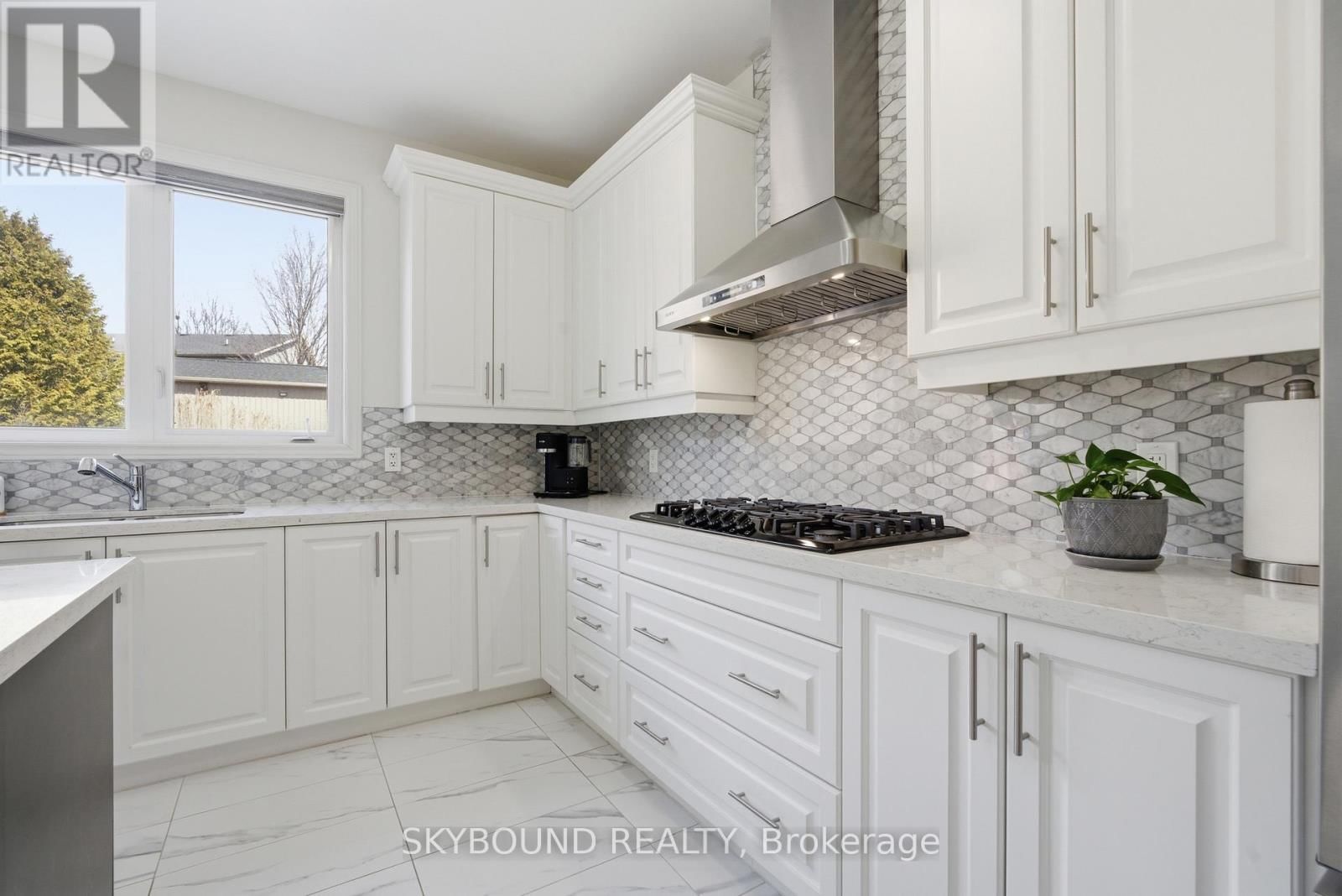 80 HARPIN WAY EAST Image 10