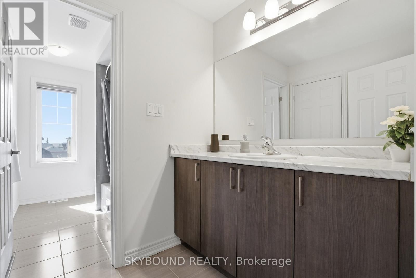 80 HARPIN WAY EAST Image 33